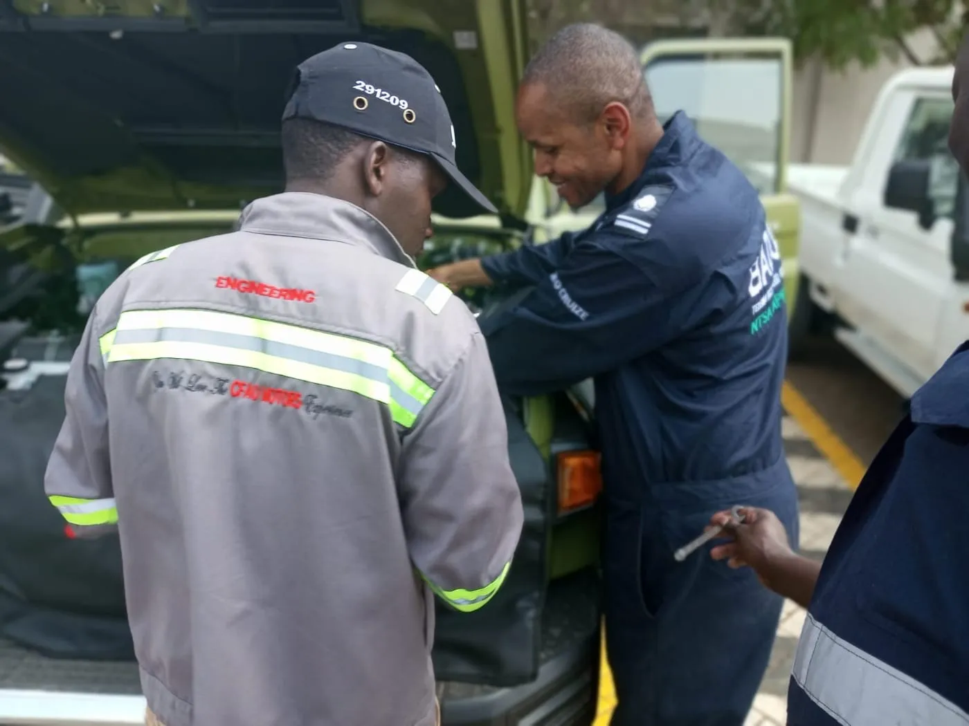 GeoCruize engineer installing a tracking unit with a Bazuu technician